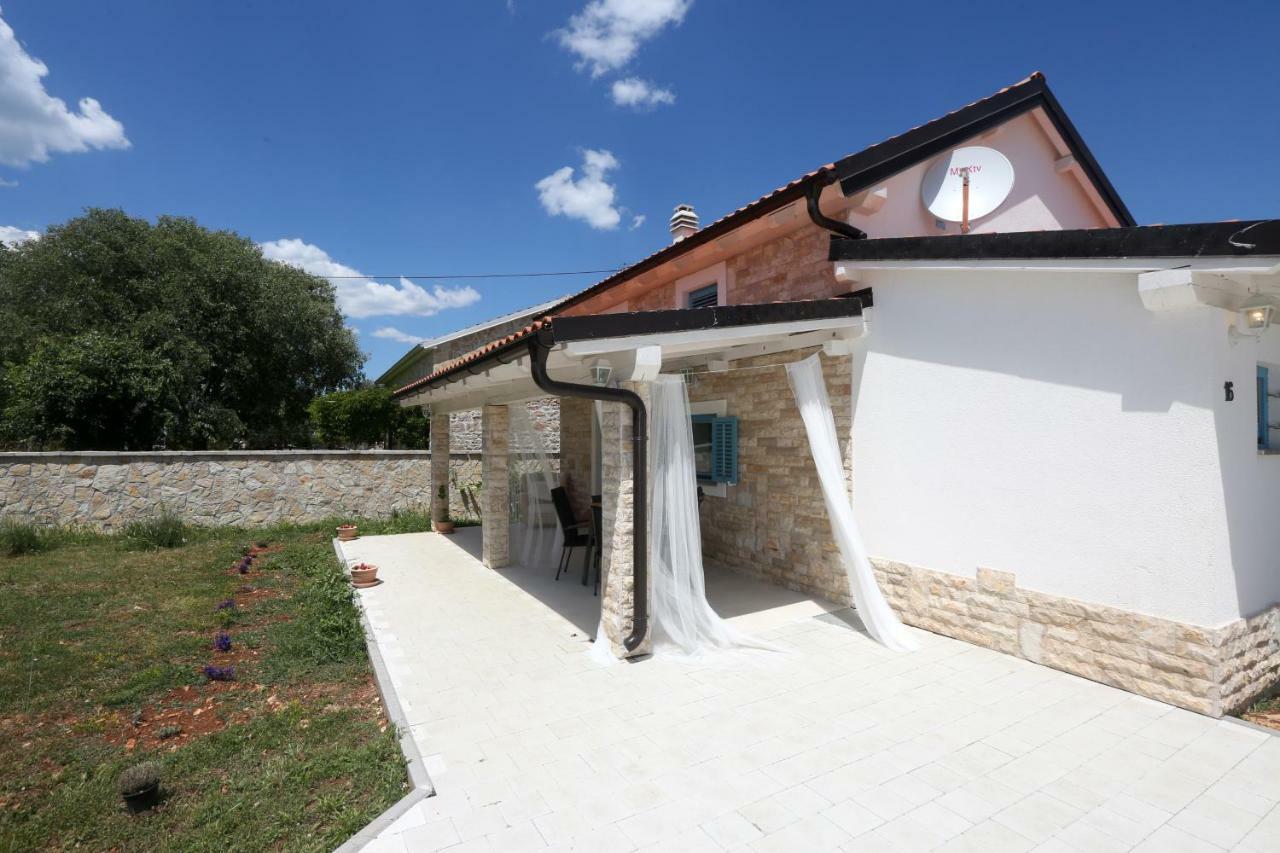 Kuce Za Odmor Brkic Apartment Lozovac Bagian luar foto
