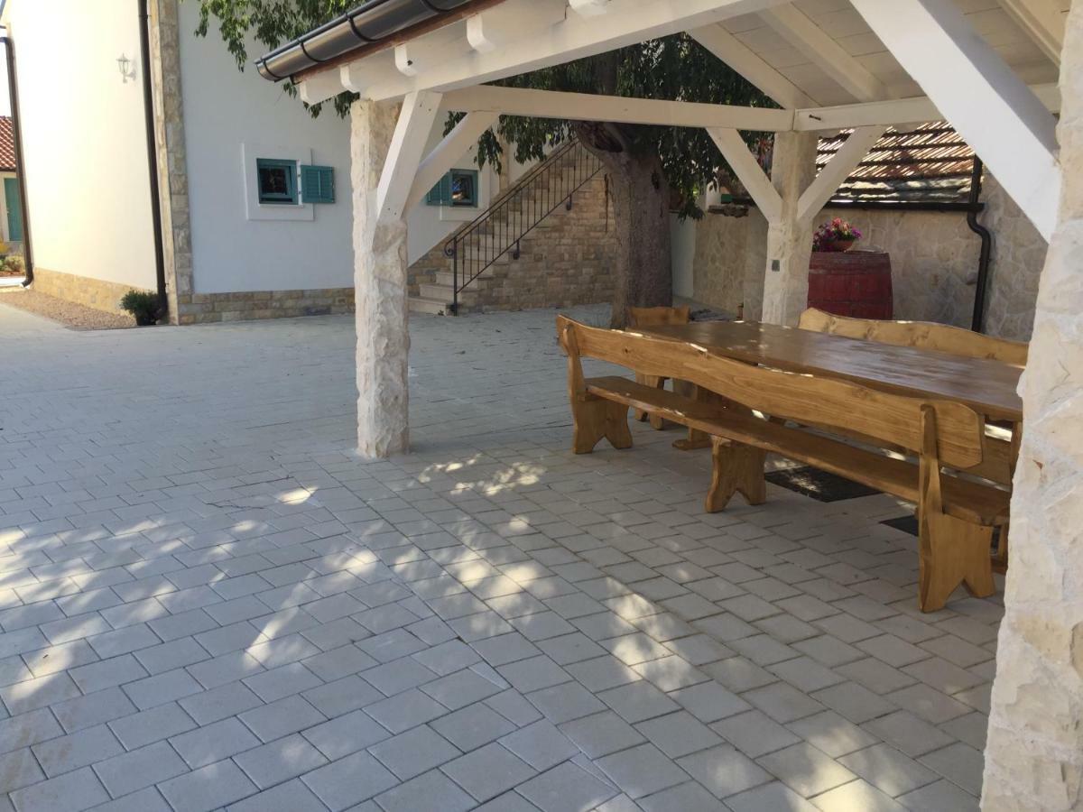 Kuce Za Odmor Brkic Apartment Lozovac Bagian luar foto
