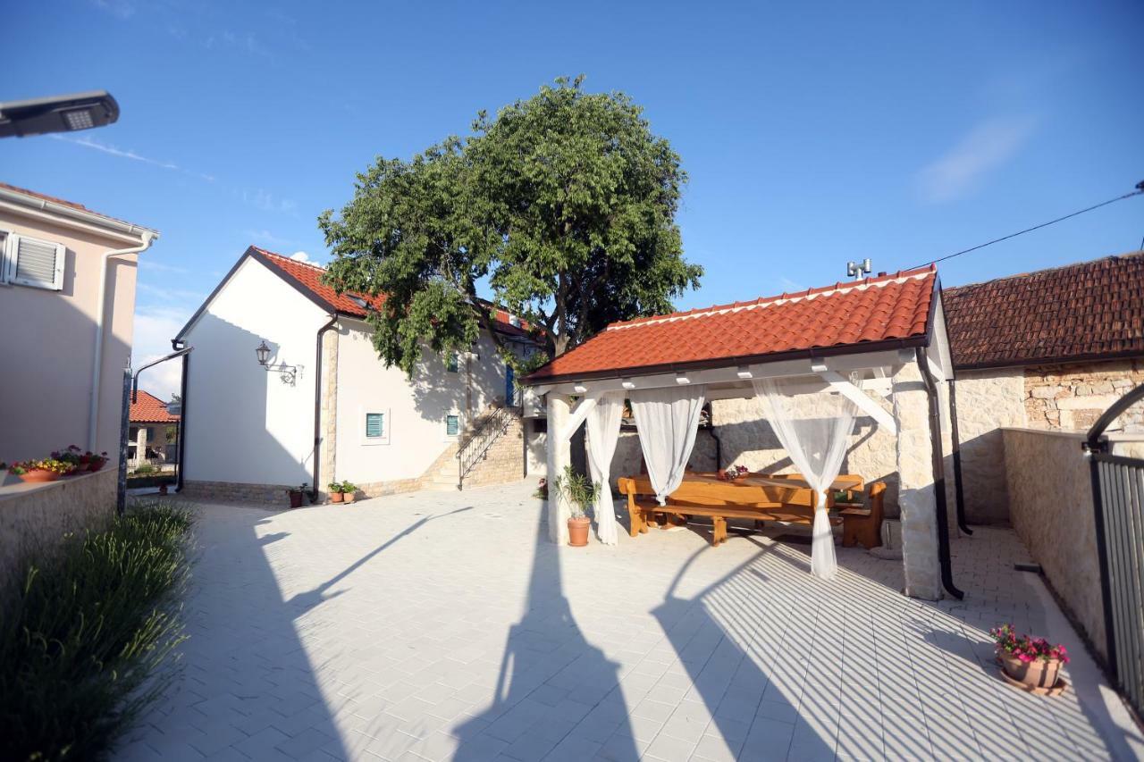 Kuce Za Odmor Brkic Apartment Lozovac Bagian luar foto