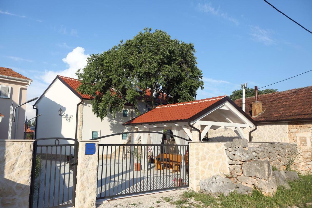 Kuce Za Odmor Brkic Apartment Lozovac Bagian luar foto